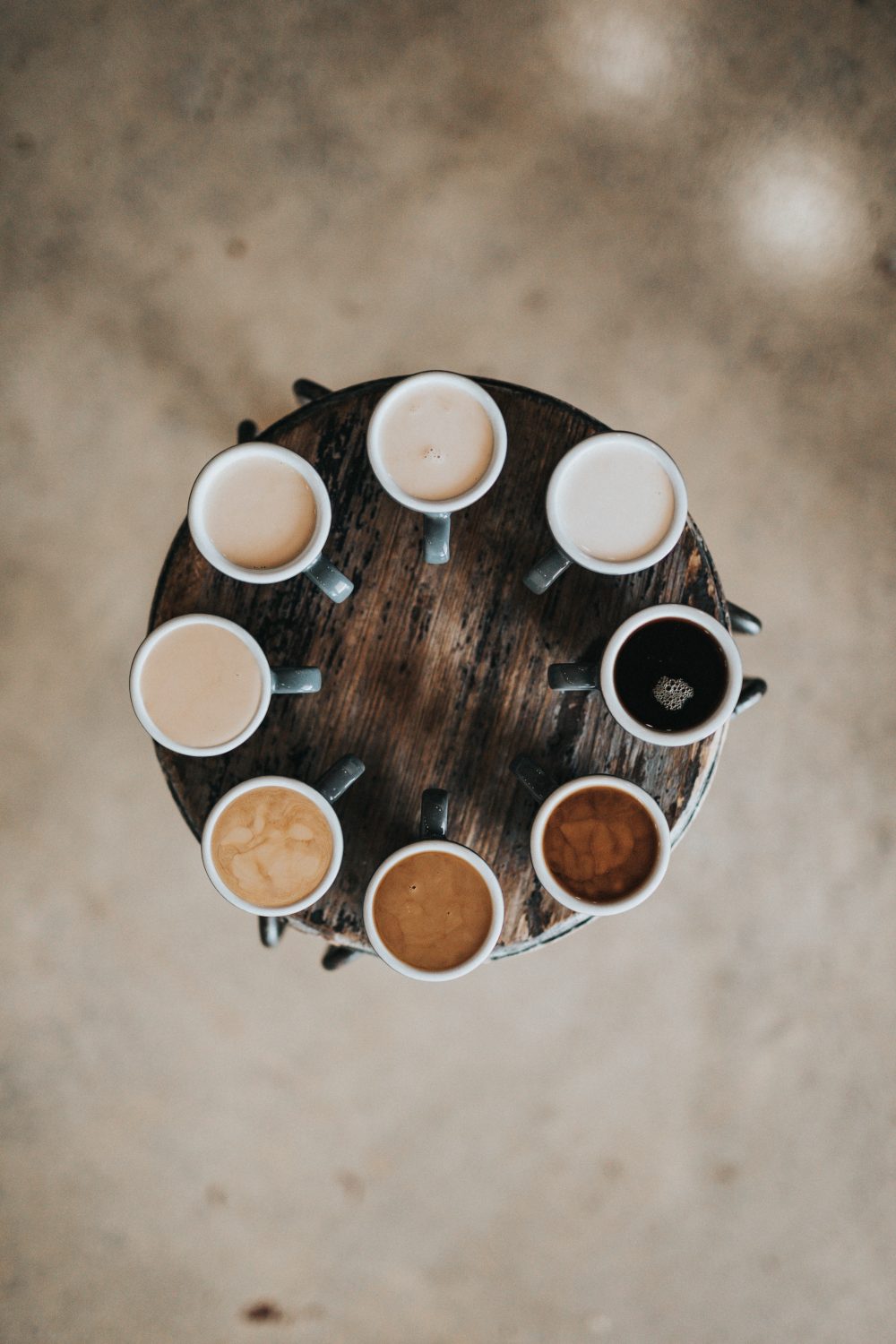 Tazas con distintos cafés en círculo