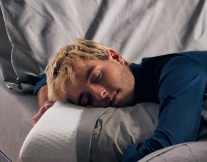 Persona durmiendo en colchón calm