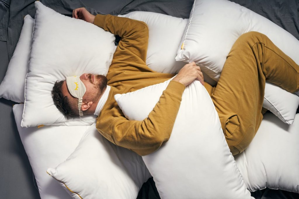 Durmiendo rodeado de almohadas infinitas